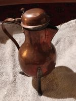 Schoene, dreibeinige Kupferkanne