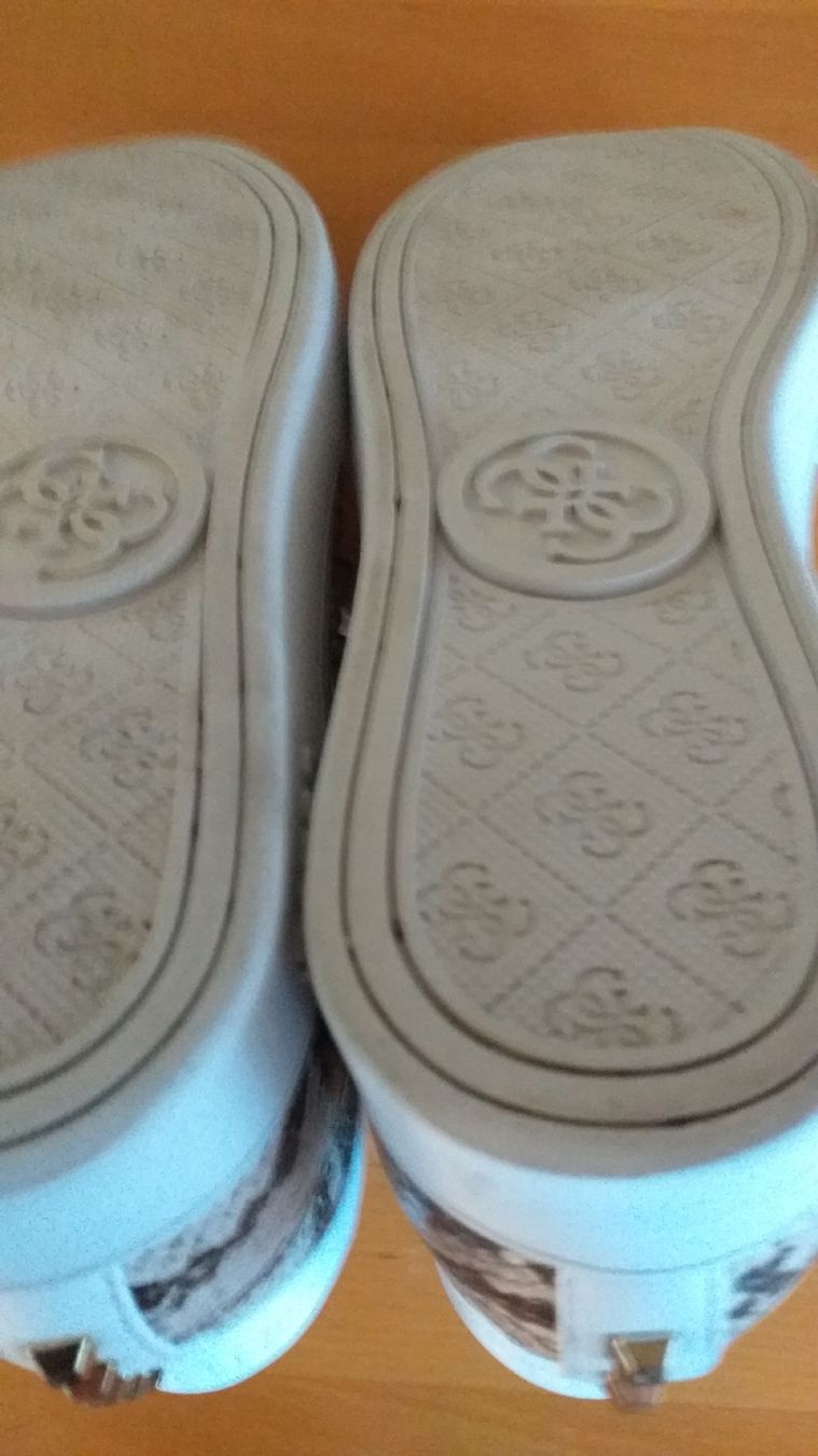 Guess Scarpe da donna: Guess Sneakers – Usato da Wünnewil venduto da 04Blume 4