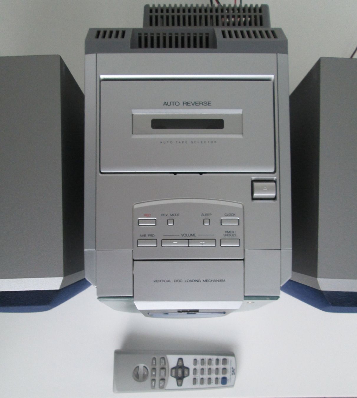 JVC Lettore multimediale & Streamer: JVC UX-V3 Micro Component System, CD, Radio, Tape, 2x20W – Usato da döttingen venduto da Gorbs1 1