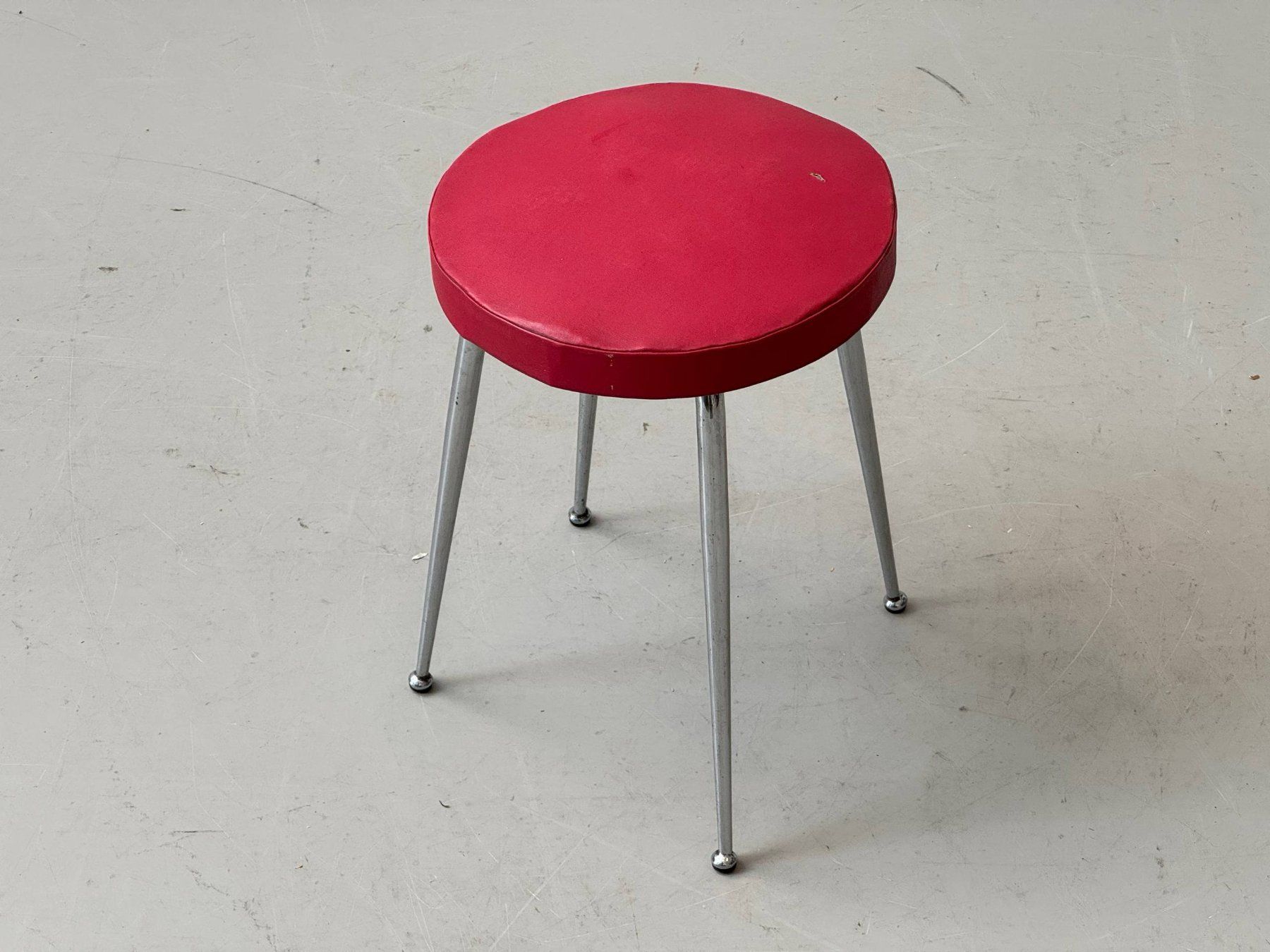 Hocker: Vintage Hocker mit rotem Polster und Chromgestell, 60er – Gebraucht aus Zürich von LeMoege