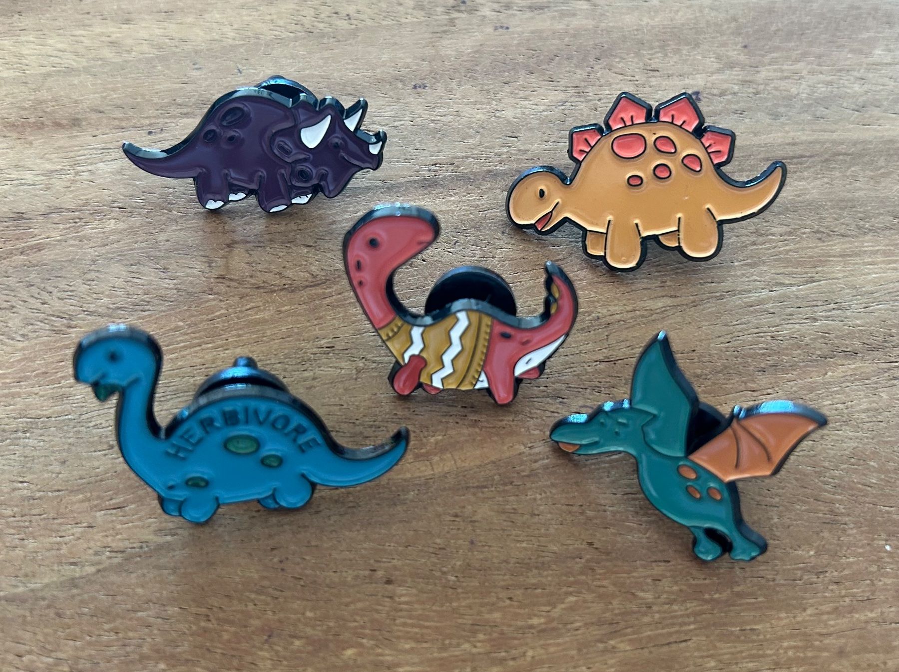 Plaketten & Abzeichen: Set 5x Pin Dinos / Dinosaurier – Neu und originalverpackt aus Geneve von vane267