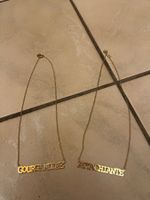 Lot 2 colliers doré inscriptions gourgandine attachiante tbe