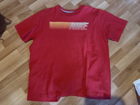 Rotes Nike T-Shirt Gr. L, Löcher vorne und hinten siehe Foto