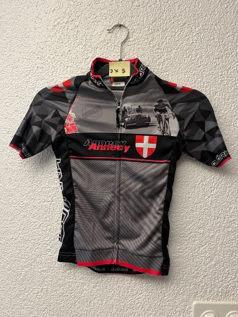Un maillot vélo neuf taille 3XS manches courtes Bjorka