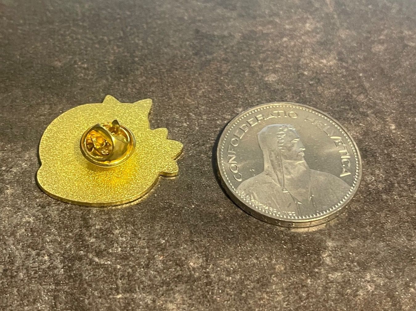 Plaketten & Abzeichen: Cat Strawberry Pin – Gebraucht aus Biel/Bienne von bas_c8yf 2