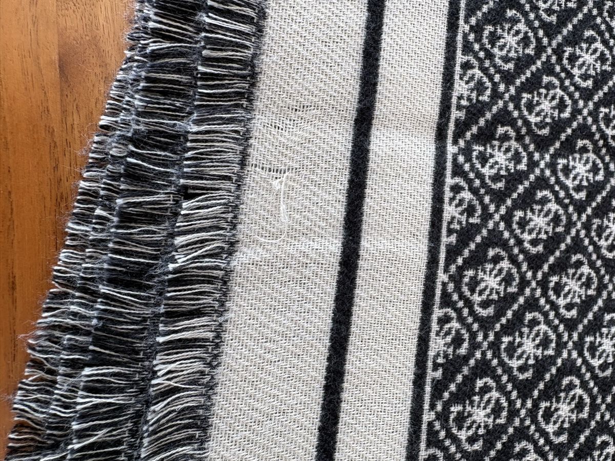 Guess Foulards & écharpes: Guess Schal schwarz   – D'occasion à Gossau SG par Mauri34 4