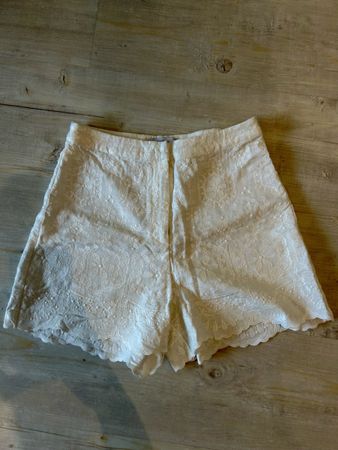 Kurze weisse Hosen