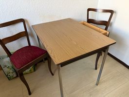 Hausräumung: Küchentisch m. Schublade + 2 Stühle, ab 1.—