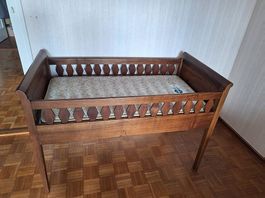 Petit lit d'enfant ancien, 5 générations!