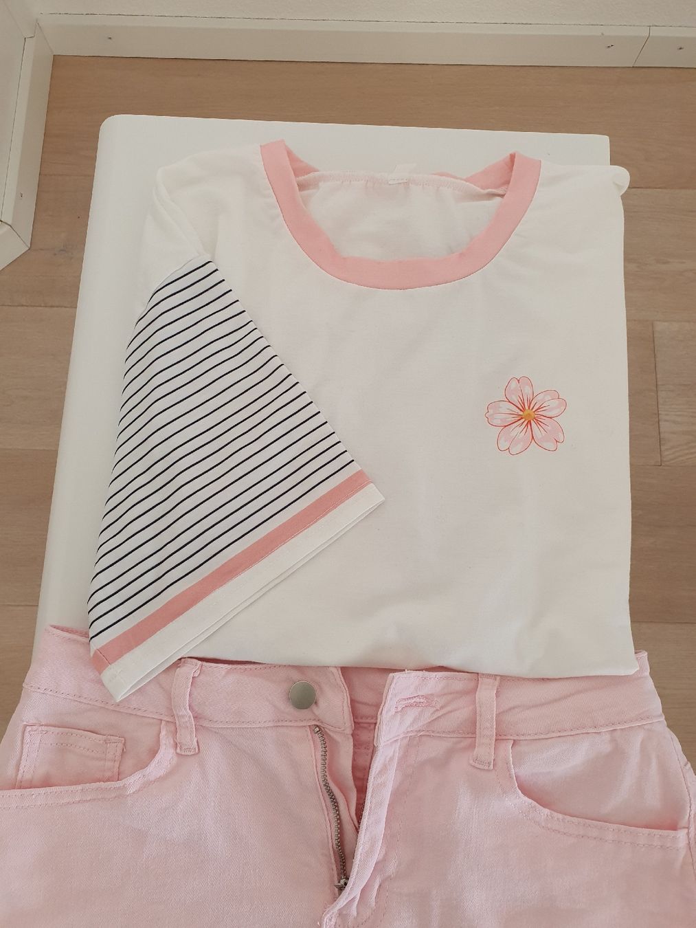 Lotti di vestiti: Shirt mit Shorts rosa – Nuovo (secondo la descrizione) da Stalden (Sarnen) venduto da Leikerli