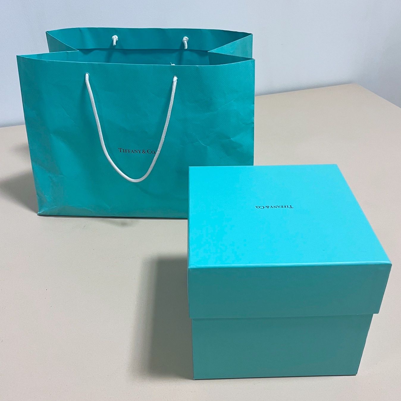 Tiffany & Co. Tutte le decorazioni: Tiffany & Co - Grosse Box und Tragtasche – Usato da Glattpark(Opfikon) venduto da Sammelbar 1