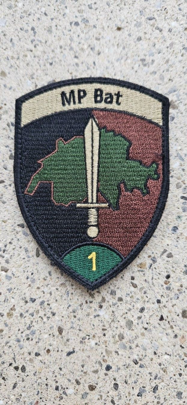 Schweizer Armee Plaketten & Abzeichen: *** Badge MP Militärpolizei  mit Klett *** – Neu und originalverpackt aus Riedholz von fr_sIruP