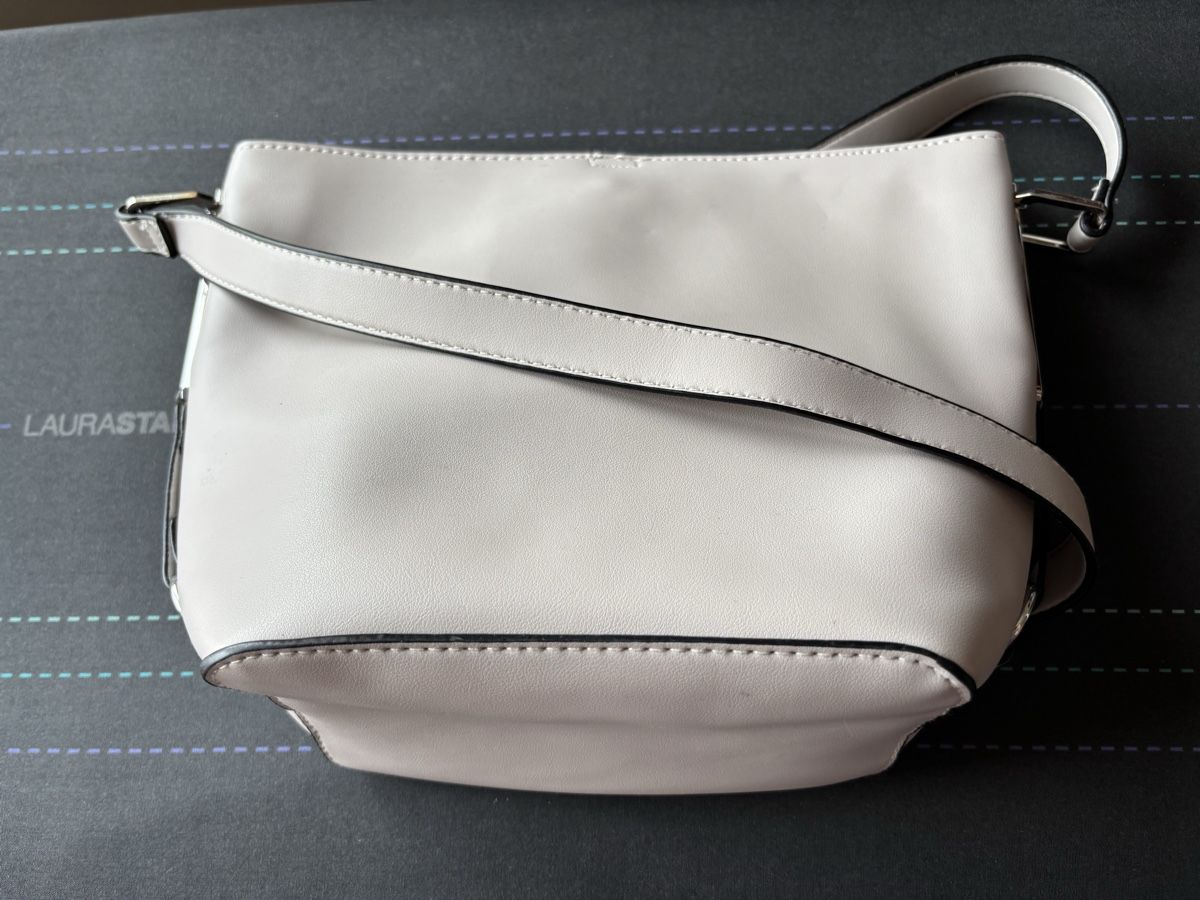 Taschen: Hellbeige Schultertasche – Gebraucht aus Kesswil von Branca-01