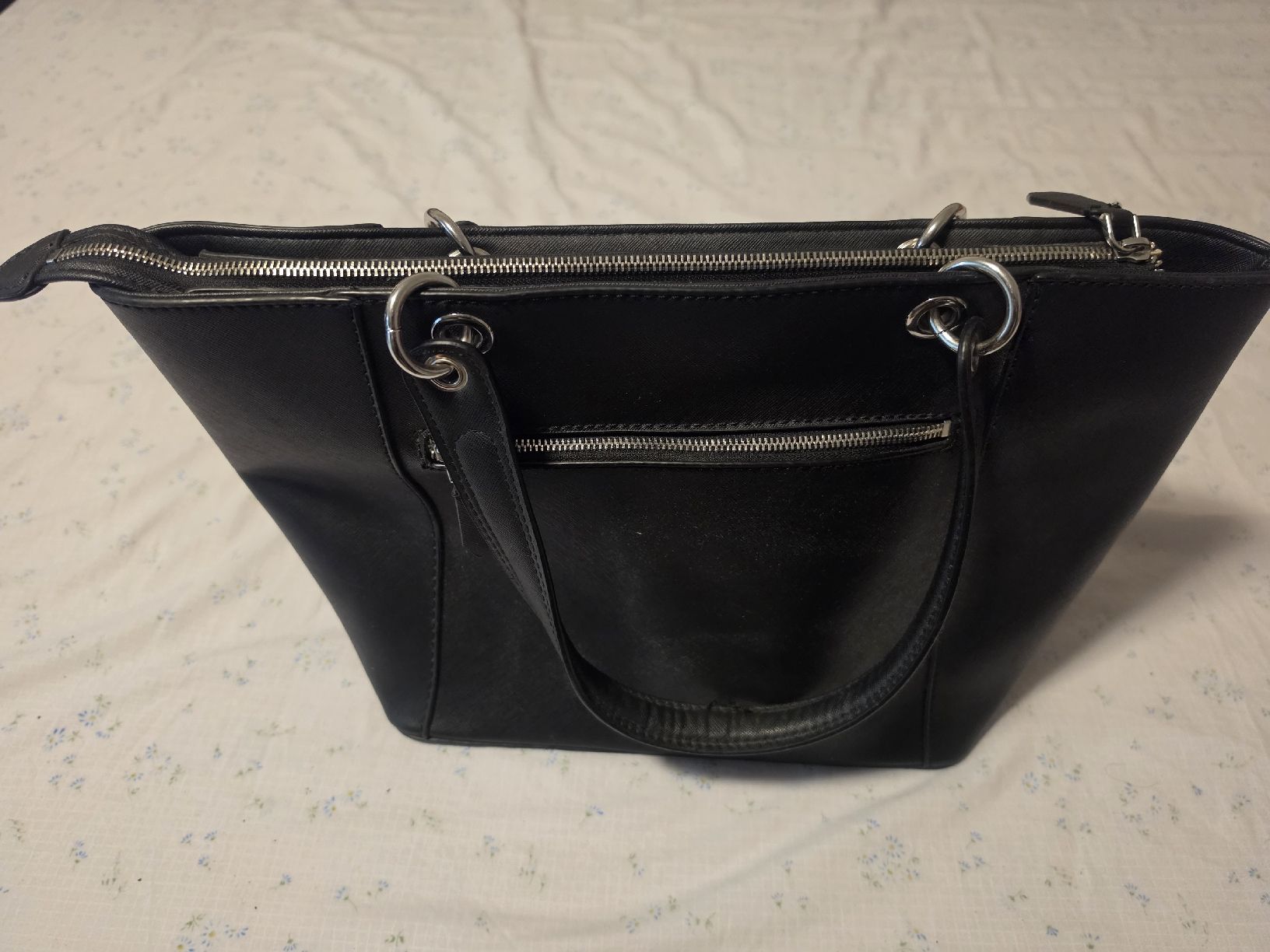 Guess Sacs femmes: Handtasche Guess schwarz – D'occasion à Winterthur par xXSchwwizXx 1