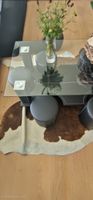 Glas-Couchtisch mit Hockern