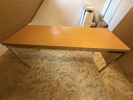 Holz-Bürotisch mit Metallbeinen