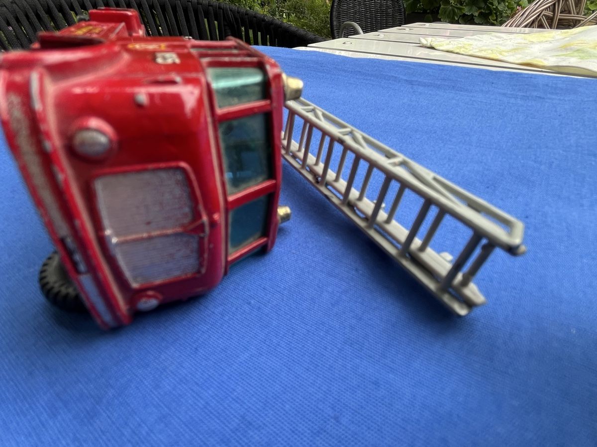 Matchbox Modellini d'auto: Matchbox Series Merryweather Fire Engine – Usato da Romanshorn venduto da Apfelschuss 2