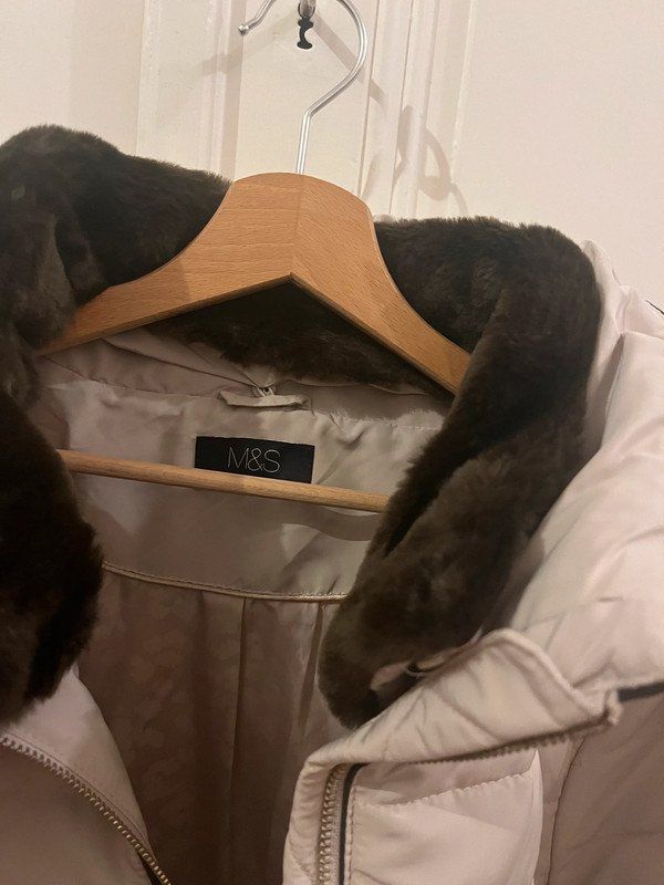 Vestes: M&S Winter Jacket with fur collar – D'occasion à Genève par toandfrom 2