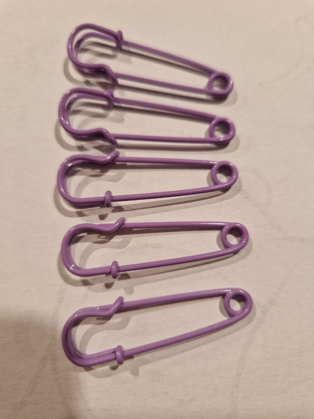 Ferri: 5 Sicherheitsnadeln, violett, Sicherheitsnadel, – Nuovo (secondo la descrizione) da Arlesheim venduto da Vera6