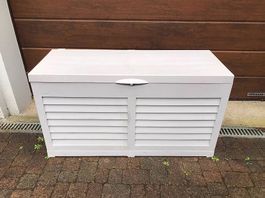 Gartenkiste mit Rollen zum einfachen Transport.