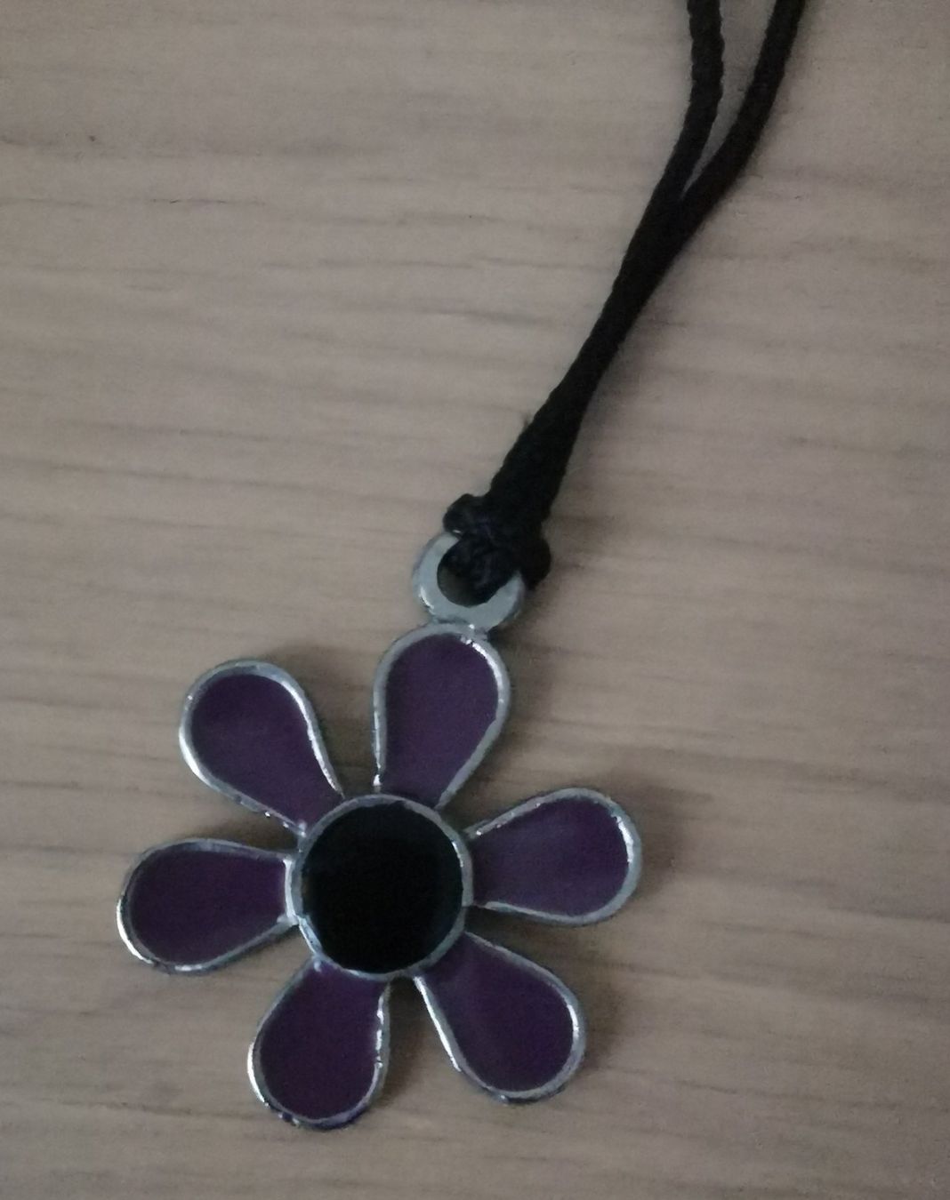 Ketten: Kette mit Blumenanhänger lila-schwarz – Gebraucht aus Birsfelden von dsc_f8gx 1
