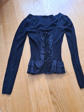 Schwarze Strickjacke mit Rüschen - Grösse S - Top Zustand!