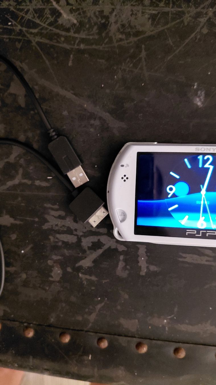 Sony Consoles: psp go avec chargeur  – D'occasion à Pringy par mar_5tcq 2