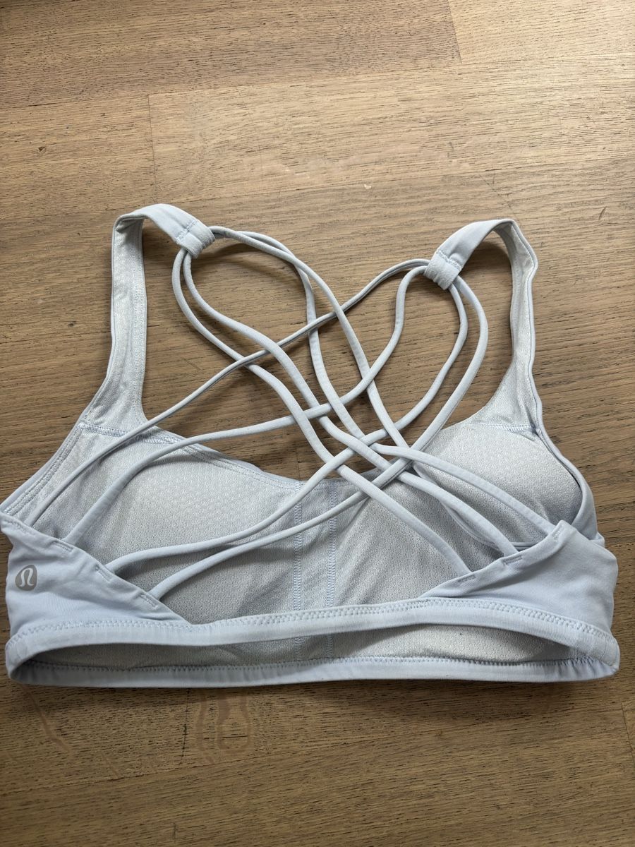 Lululemon Tops: Sport BH Lululemon hellblau Grösse 4 – D'occasion à Rüschlikon par abo66 1