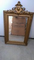 Specchio d'epoca, con cornice lavorata,  in gesso dorato