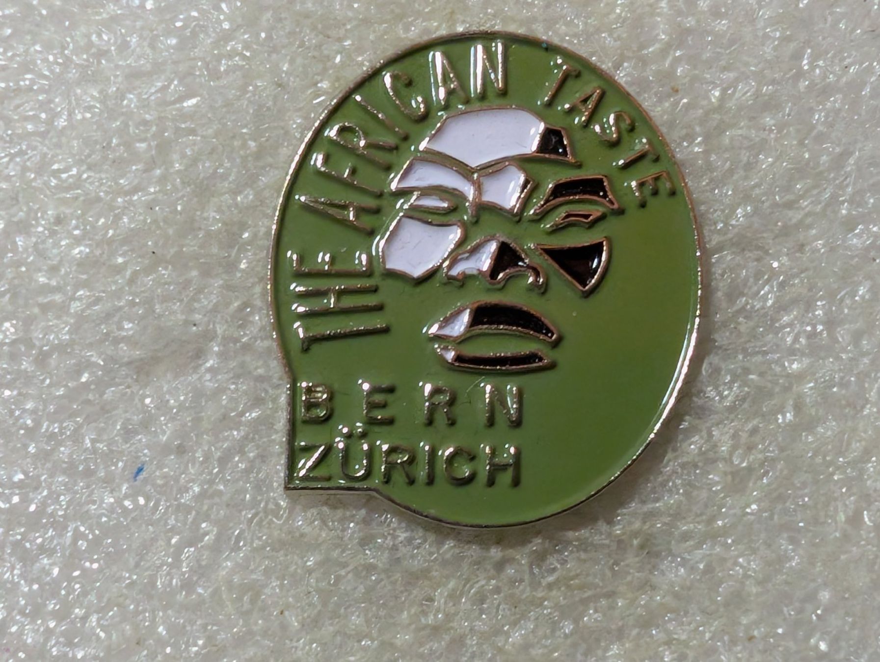 Plaketten & Abzeichen: Ansteckpin 83: The African Taste – Gebraucht aus Oppligen von Pin-Fall-Shop