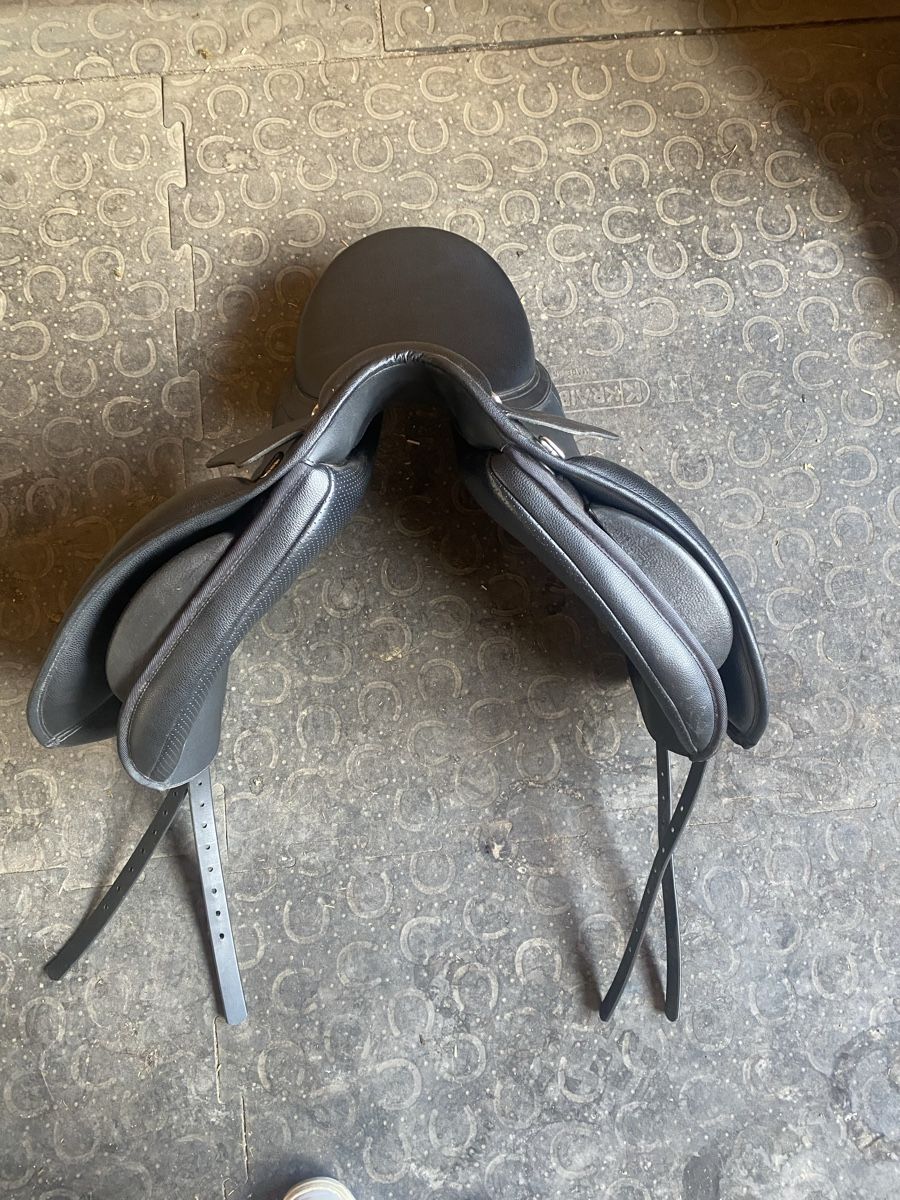 Selle & Accessori: Dressur Sattel – Nuovo (secondo la descrizione) da Appenzell venduto da gio_6j87 1