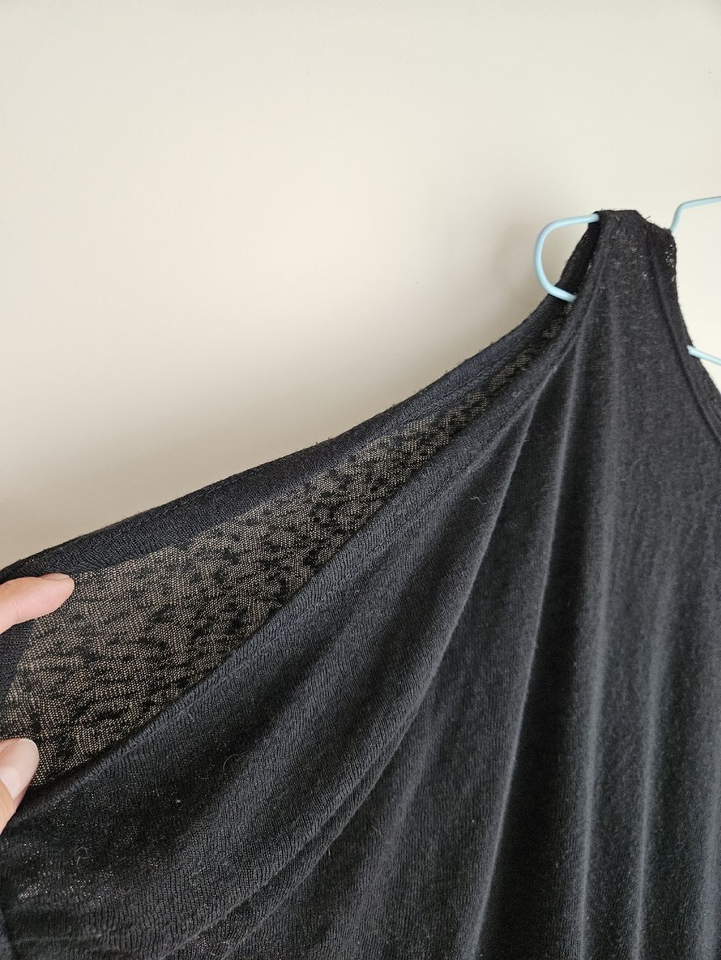 T-shirt: schwarzes Shirt, mit Cut-Outs – Usato da Ebikon venduto da SecondChance_byM 1