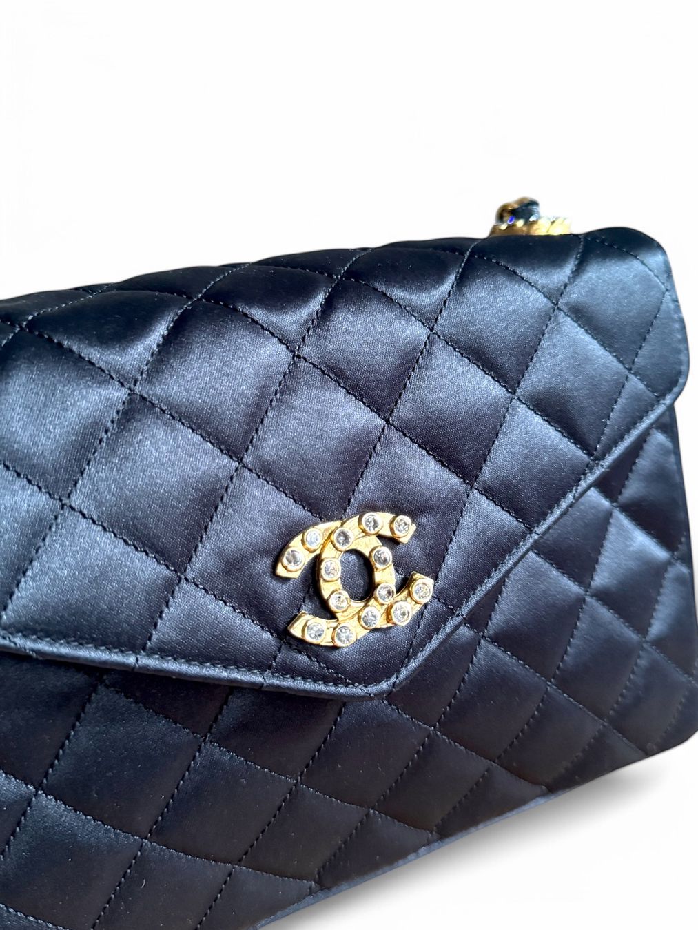 Chanel Borse da donna: Chanel Satin Rhinestone Chain Sac Tasche – Usato da Kriens venduto da hannaandkiko 6