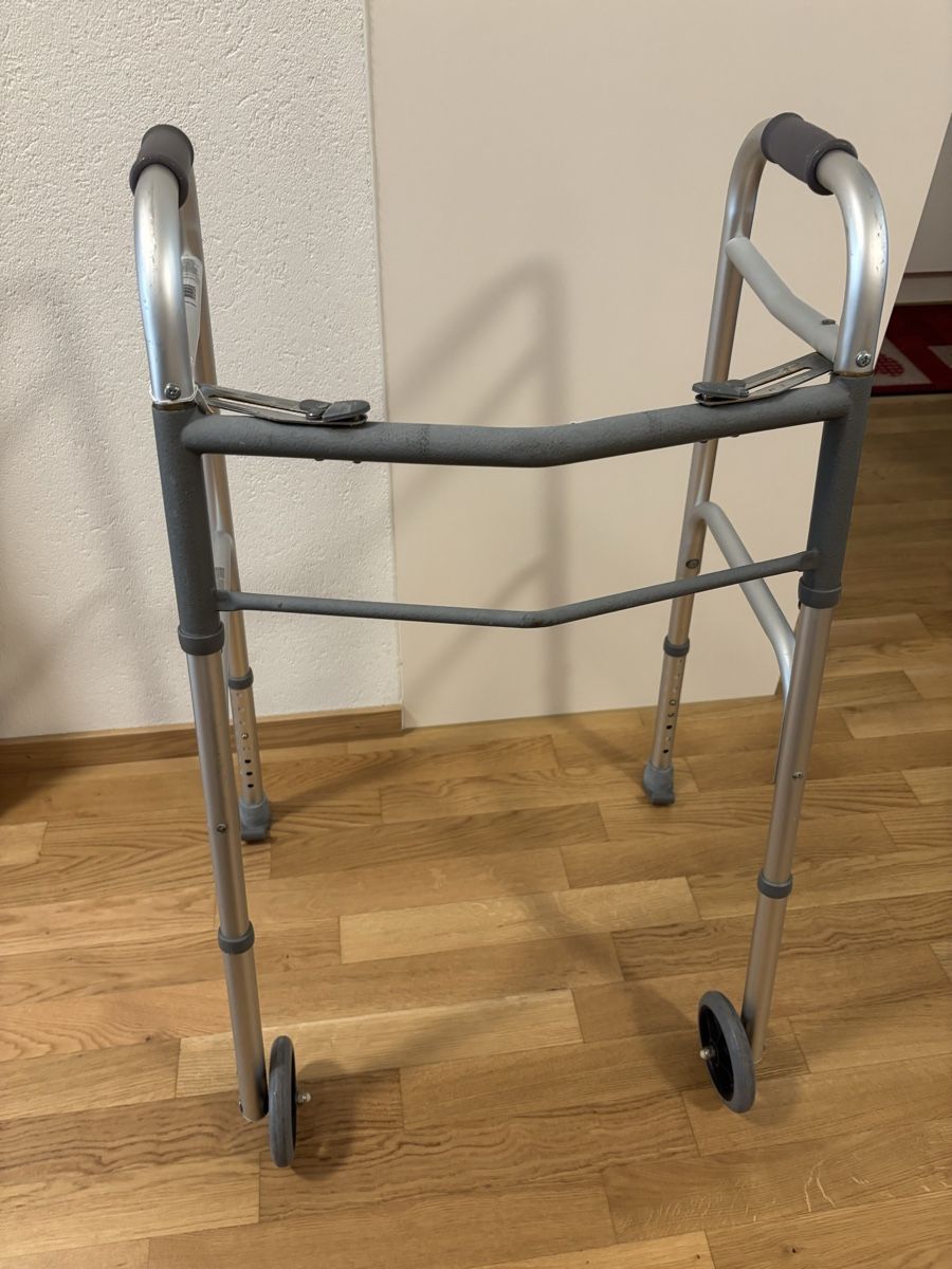 Gehhilfen: Mobility walker adjustable height – Gebraucht aus Bonstetten von corinnewal