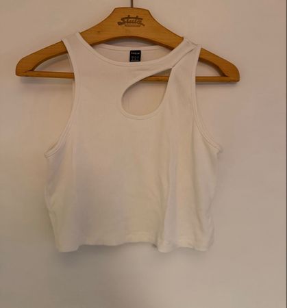 Schickes weisses Ripp-Top mit Cut-Out, Grösse M, ideal für d