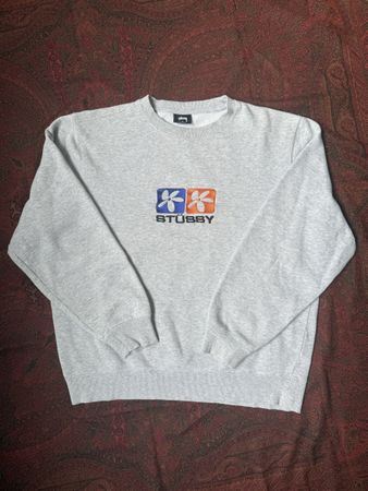 STÜSSY FLOWER SQUARE BESTICKTER CREWNECK