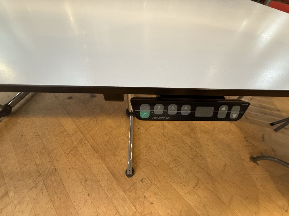 Schreibtische: Original USM Kitos E Schreibtisch – Elektrisch – Gebraucht aus Fulenbach von Annie.s_Mid_Century 5
