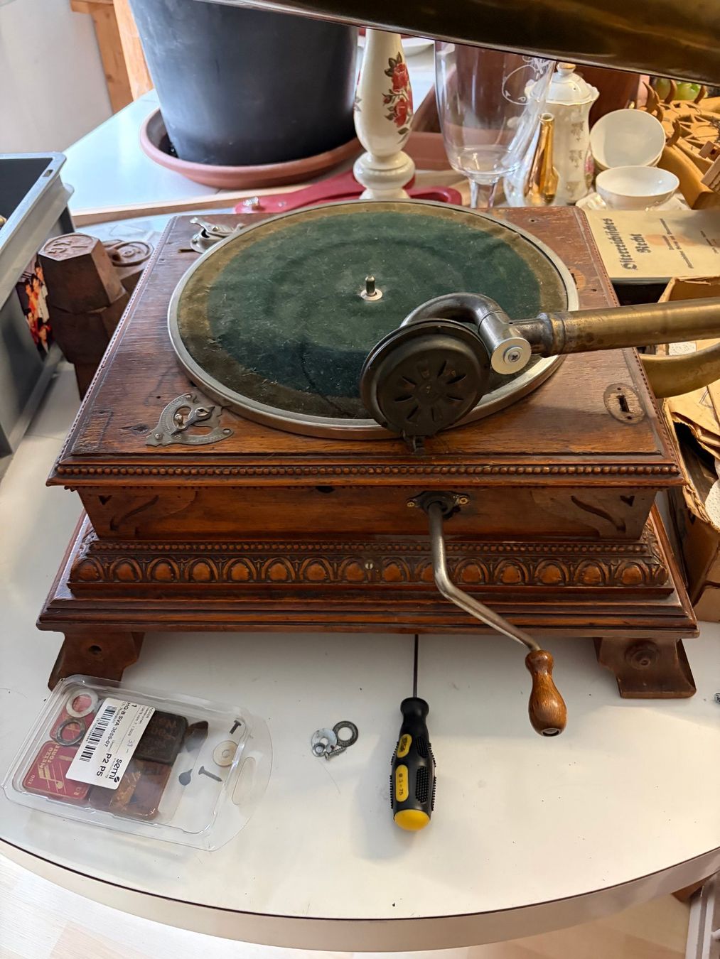 Tourne-disques: Grammophon mit 31 Platten und 4 Pkg. Nadeln – Défectueux à Mollis par Hg 3