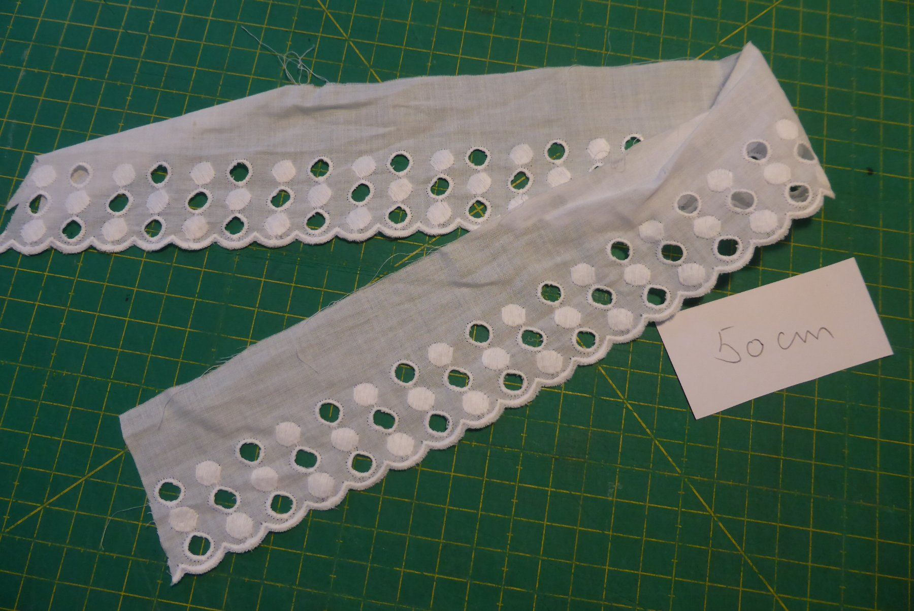 Tessuti: Antike St. Galler Spitzen weiss - 50 cm lang – Nuovo (secondo la descrizione) da Brunnadern venduto da pinkfaden