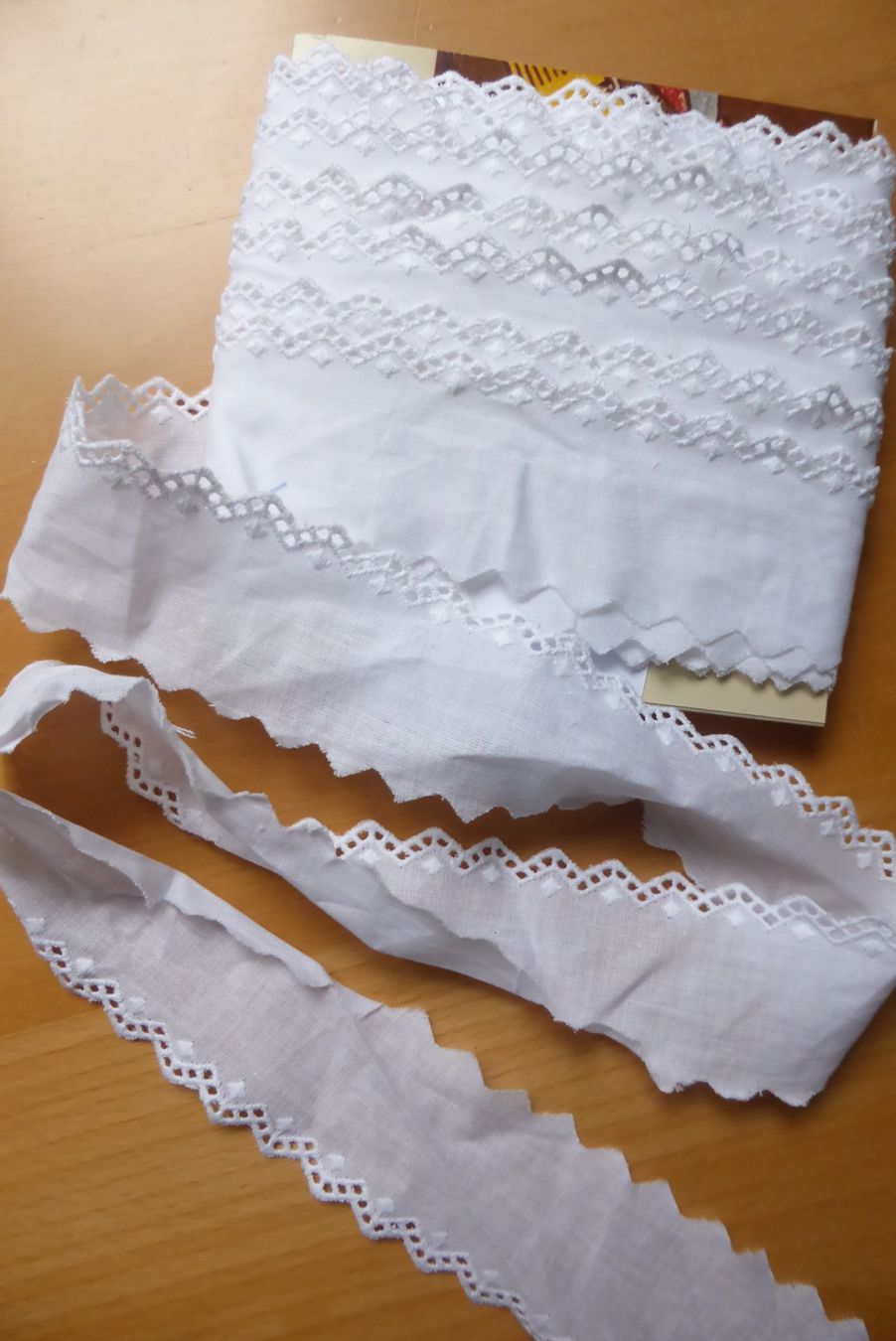 Stoffe: Alte St. Galler Spitzen, weiss - Preis pro Meter – Neu (gemäss Beschreibung) aus Brunnadern von pinkfaden