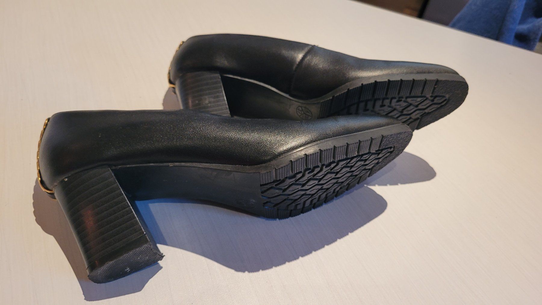 Scarpe da donna: Pumps, schwarz mit Absatz, Grösse 37 – Nuovo (secondo la descrizione) da Neschwil venduto da flower_69 1