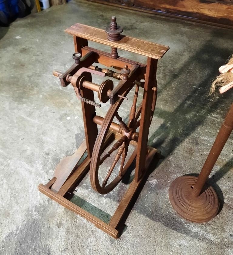 Ruote per filare: Schönes Antikes Holz Spinnrad – Usato da Walterswil SO venduto da Fundort 1