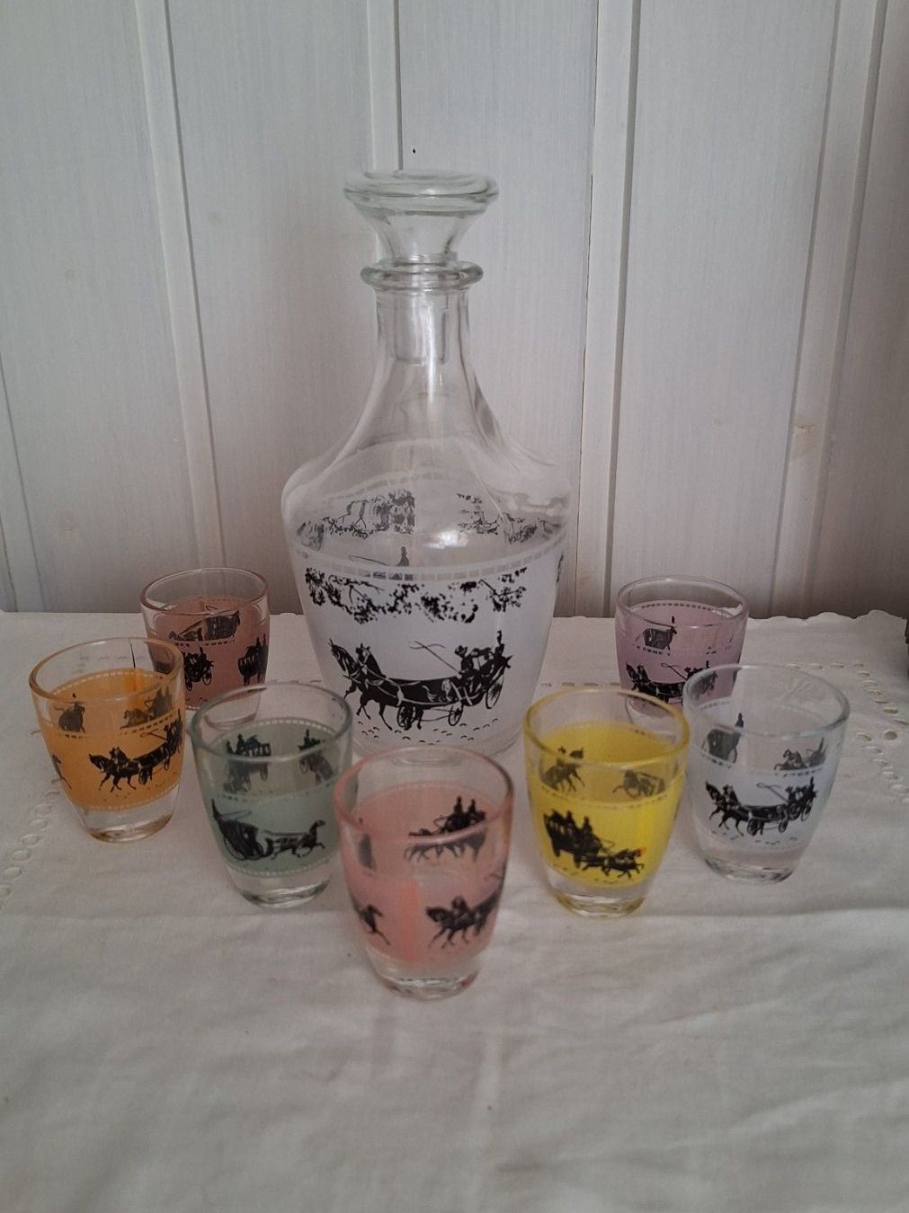 Altro: Vintage Schnaps-Lilör -Flasche , 7farbige  Gläschen , – Usato da Arlesheim venduto da shopradl 1