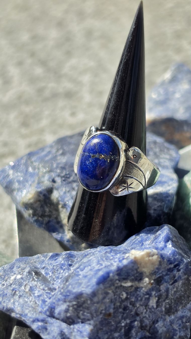 Anelli: Handmade Silberring mit Lapislazuli Stein Design graviert  – Nuovo e nell'imballaggio originale da Fislisbach venduto da Eye-Arts 2
