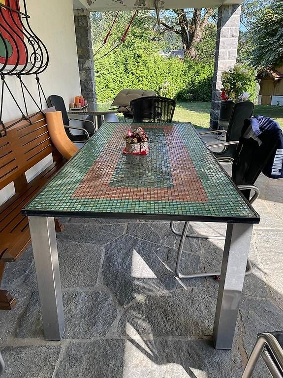 Tische: Gartentisch mit Mosaik Tischplatte – Gebraucht aus Zug von Schwenggeler 1