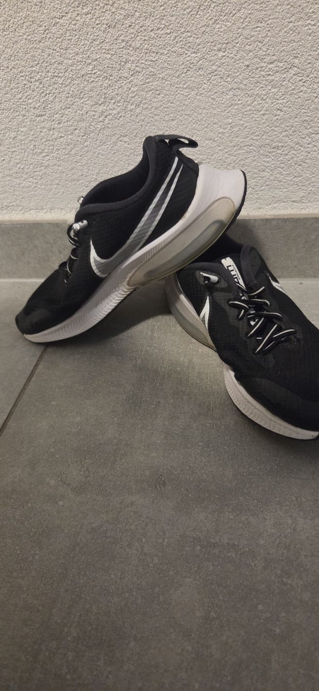Nike Scarpe per ragazzi: soulier Nike enfant – Usato da Villaz-st-Pierre venduto da petja31 2