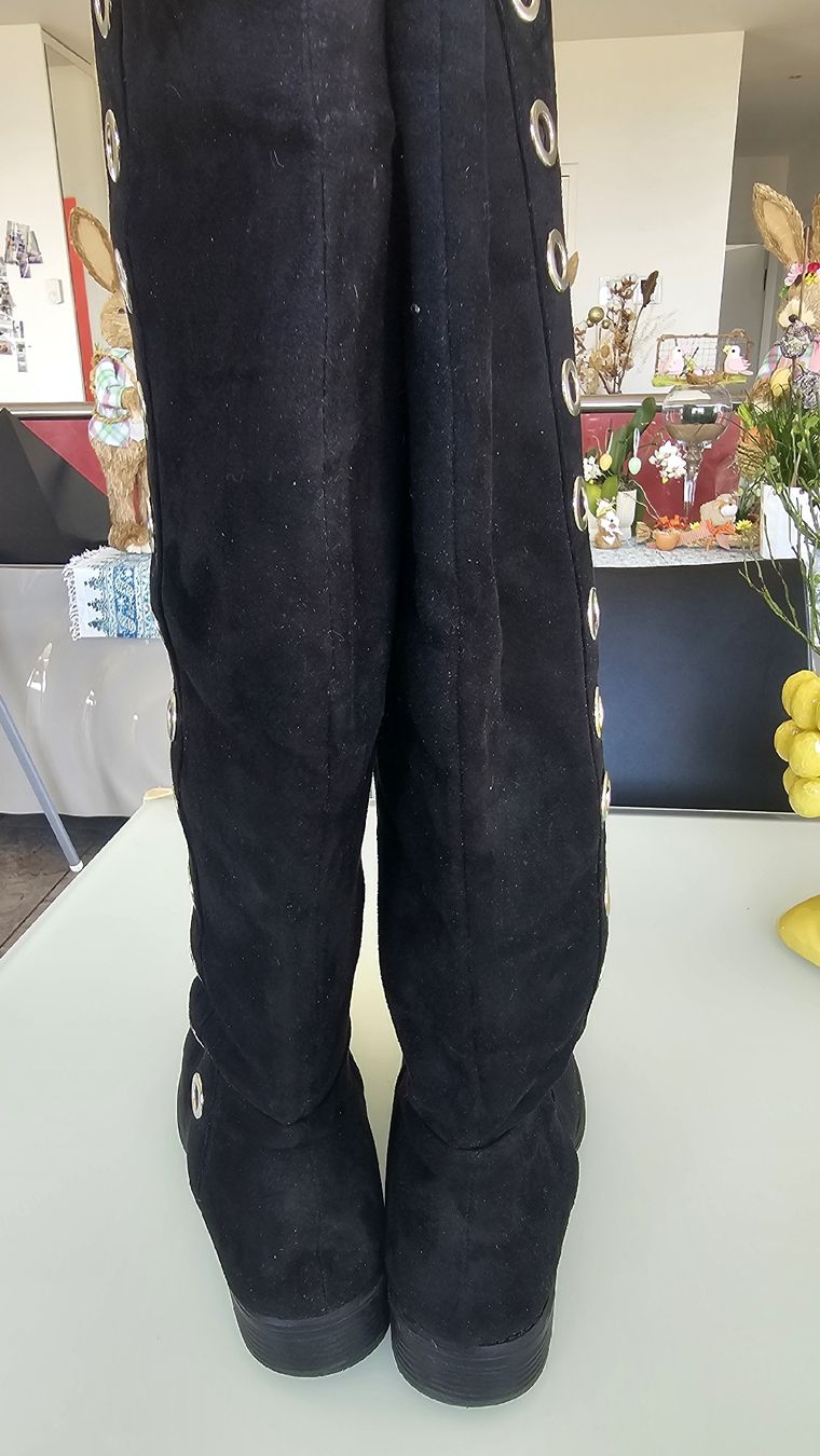 Scarpe da uomo: Bottes hautes en daim noir avec élément décoratif. – Usato da Nax venduto da mojy 2