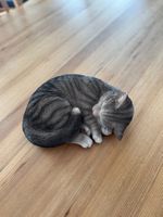 Deko-Katze, schlafend, grau getigert, wie echt!🐈‍⬛
