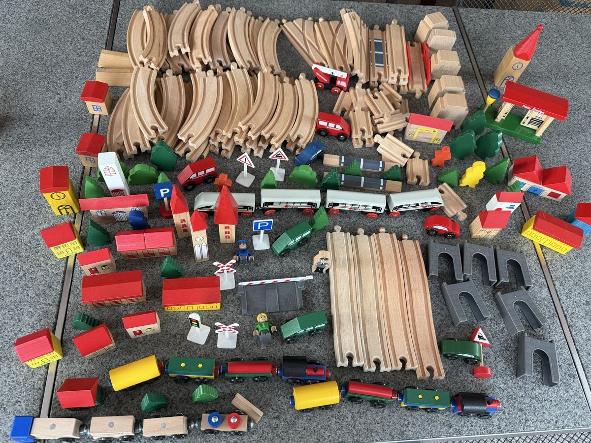 Brio Giocattoli: Grosses Brio Holzeisenbahn Set  – Usato da Deitingen venduto da Himhip