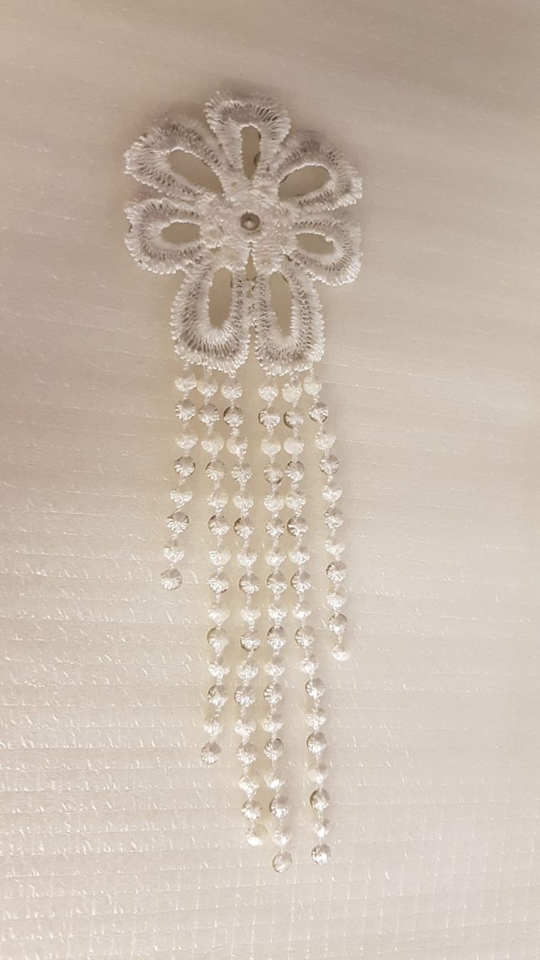 Tutte le decorazioni: Spitze Applikation mit Swarovski StrassSteine. – Nuovo (secondo la descrizione) da Zürich venduto da ata_c8nh 4
